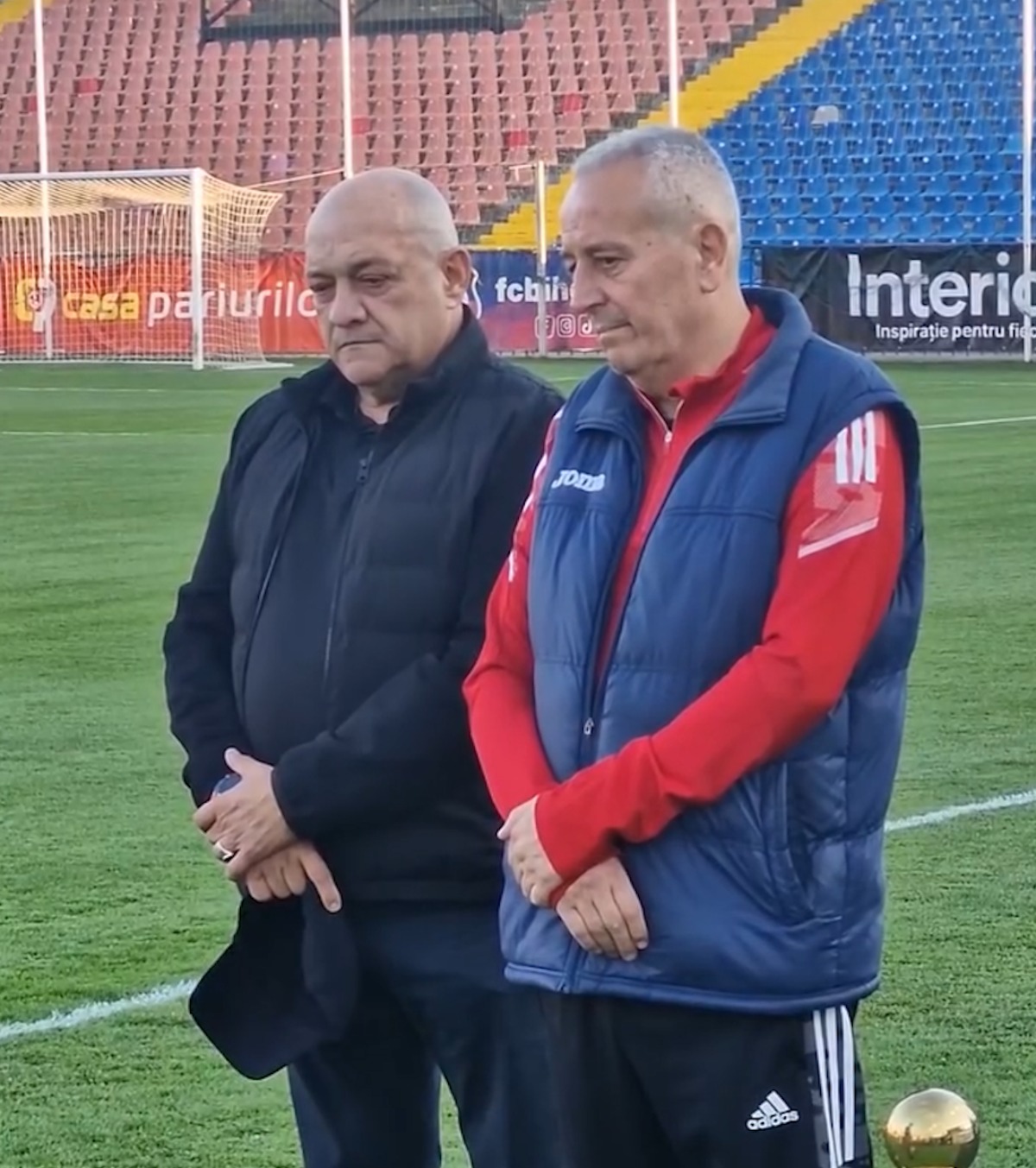 Și-au luat rămas bun de la Ienei VIDEO. Mii de oameni au mers la stadionul din Oradea » Gabi Balint, cu ochii în lacrimi: „Asta m-a impresionat incredibil la el”