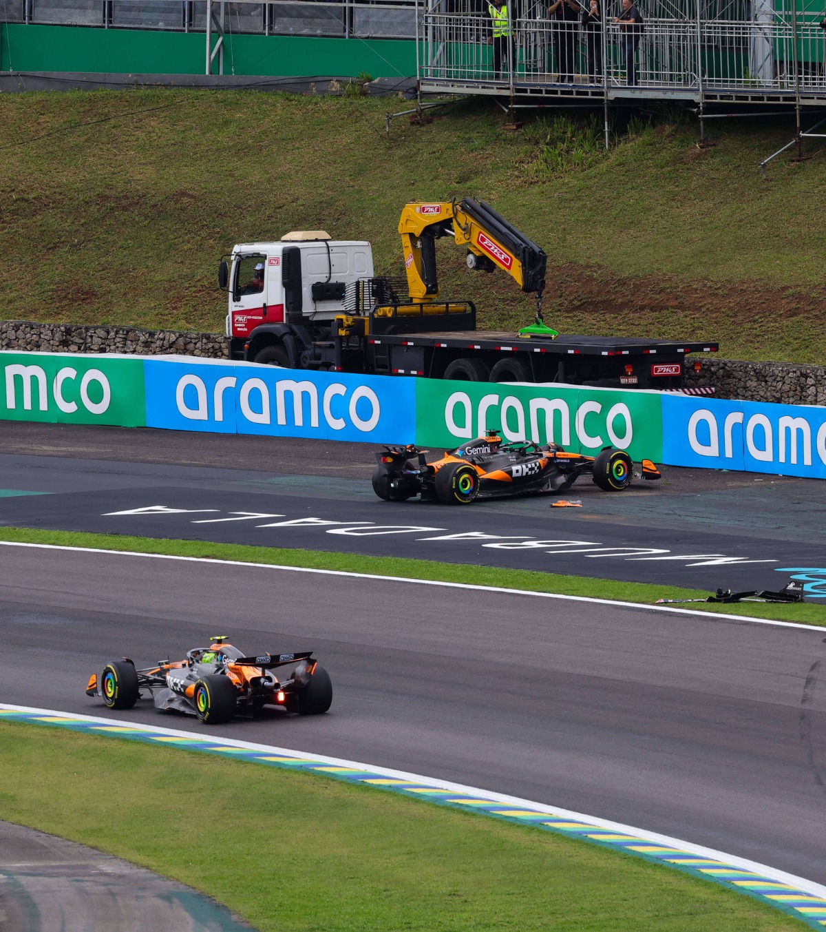 Steag roșu în Marele Premiu al Braziliei! Haos pe pistă, după accidentele lui Piastri și Colapinto » Cum s-a încheiat cursa sprint