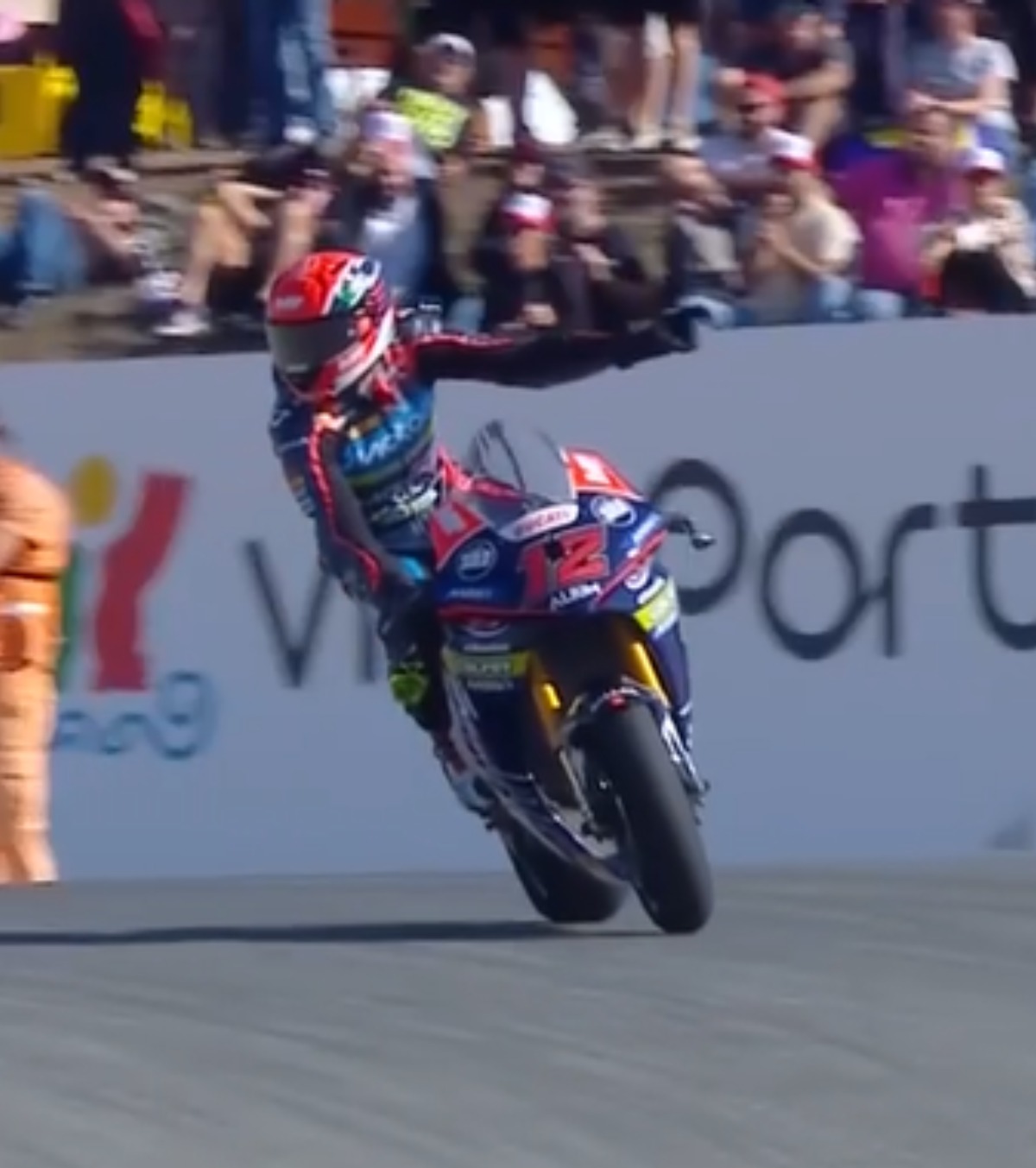 Premieră pentru România FOTO. Primul pilot care urcă pe podium într-un campionat mondial de motociclism viteză