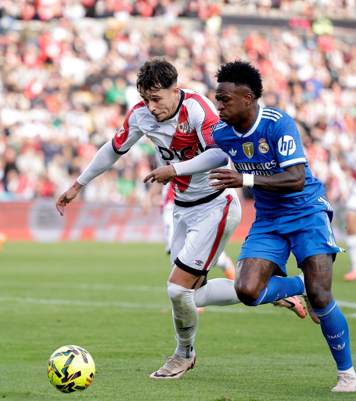 „Rațiu l-a secat pe Vinicius” Gesturile făcute de fundașul naționalei după ce a blocat vedeta Realului: „Bestial, l-a făcut nevăzut!”