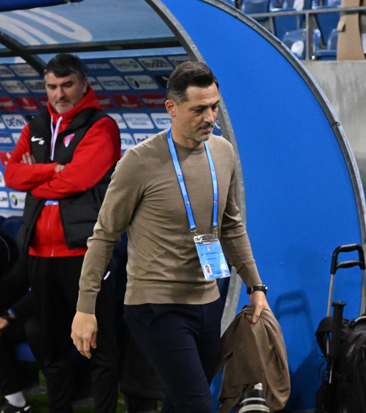 „Rezultat mincinos”  Rădoi, extrem de supărat după înfrângerea cu UTA: „Deja sunt prea multe meciuri” + Contre cu reporterii de la stadion