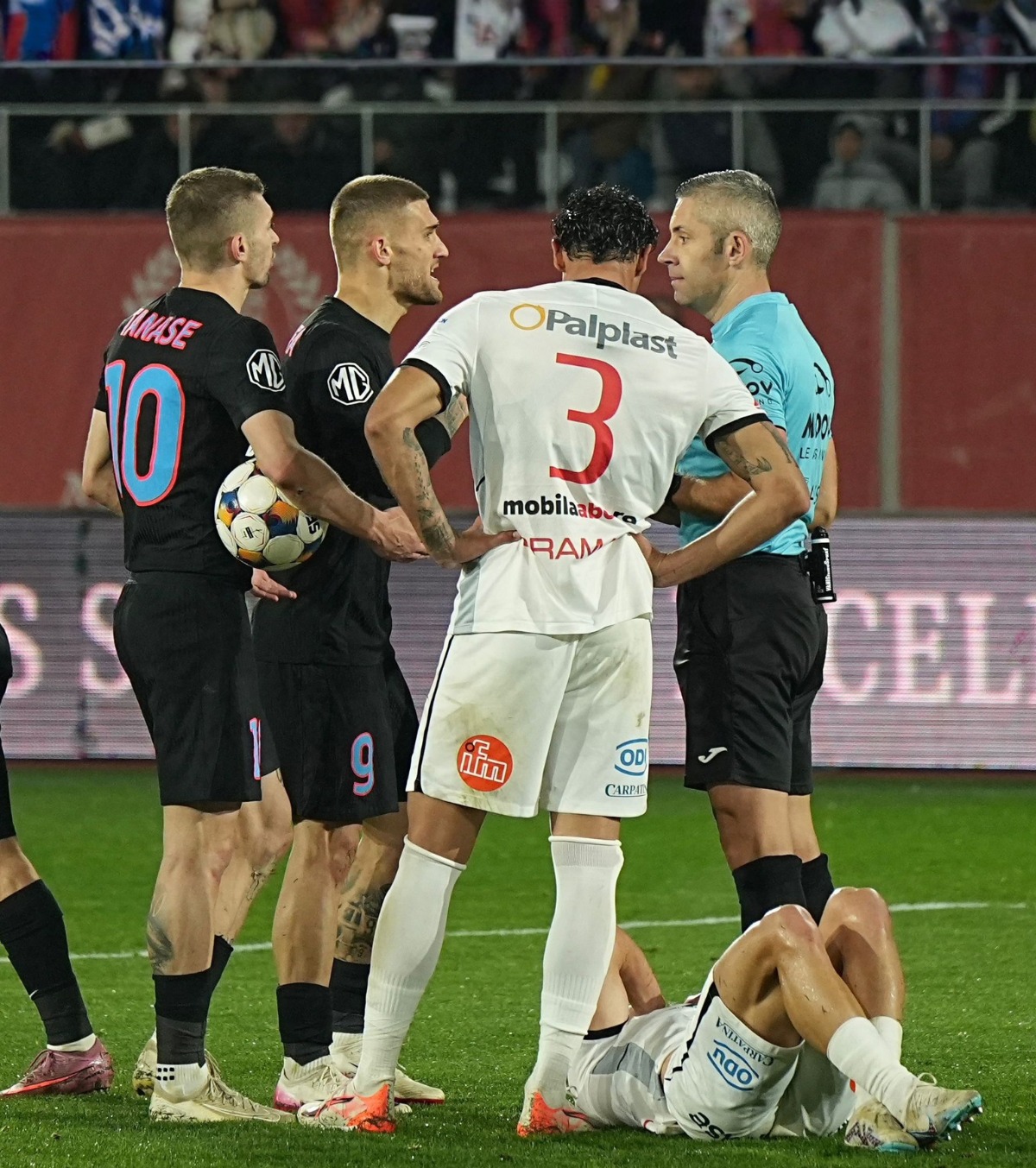 Bîrligea, eliminat și certat Atacantul de la FCSB a primit două „galbene” în doar două minute + Tănase, reproșuri pentru atacant