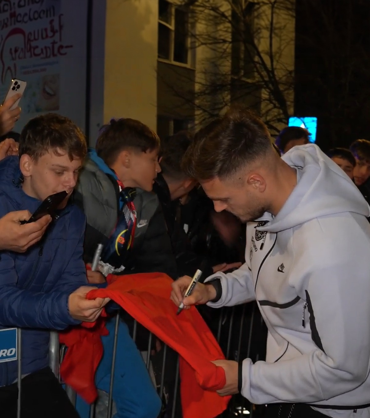 FCSB, asaltată de fani FOTO+ VIDEO.  200 de fani au așteptat campioana, după meciul de la Sibiu. Trei fotbaliști n-au refuzat pe nimeni