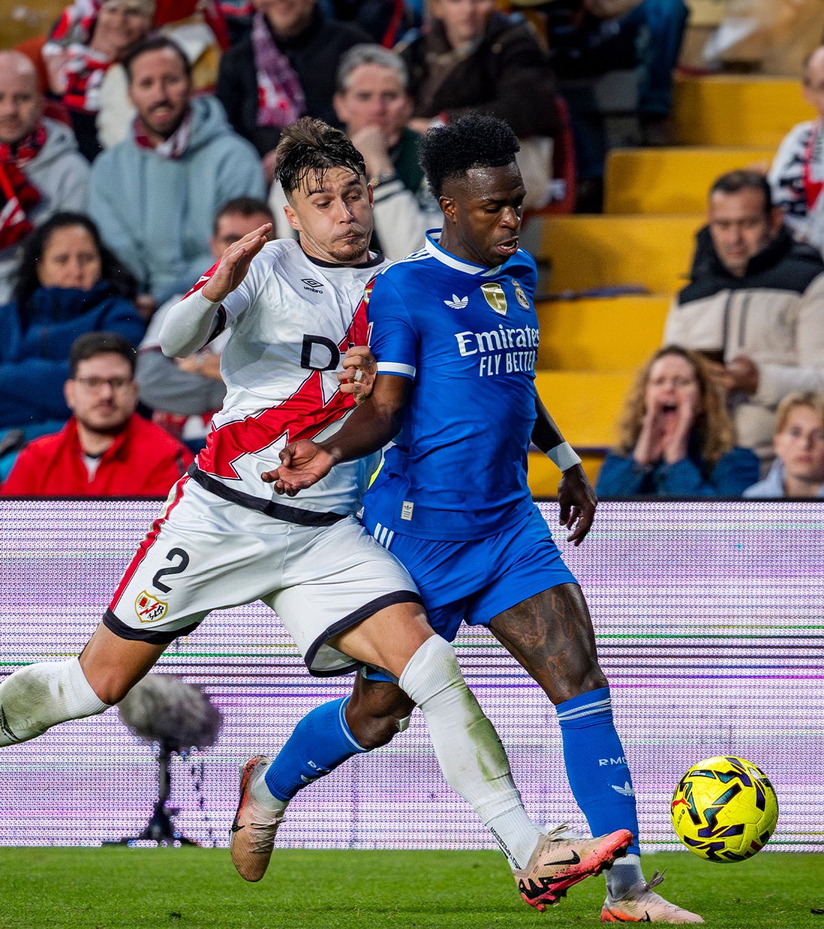 „Ați plătit ca să mă vedeți” Rațiu se pregătea să arunce de la margine când Vinicius a intrat în conflict cu fanii lui Rayo Vallecano