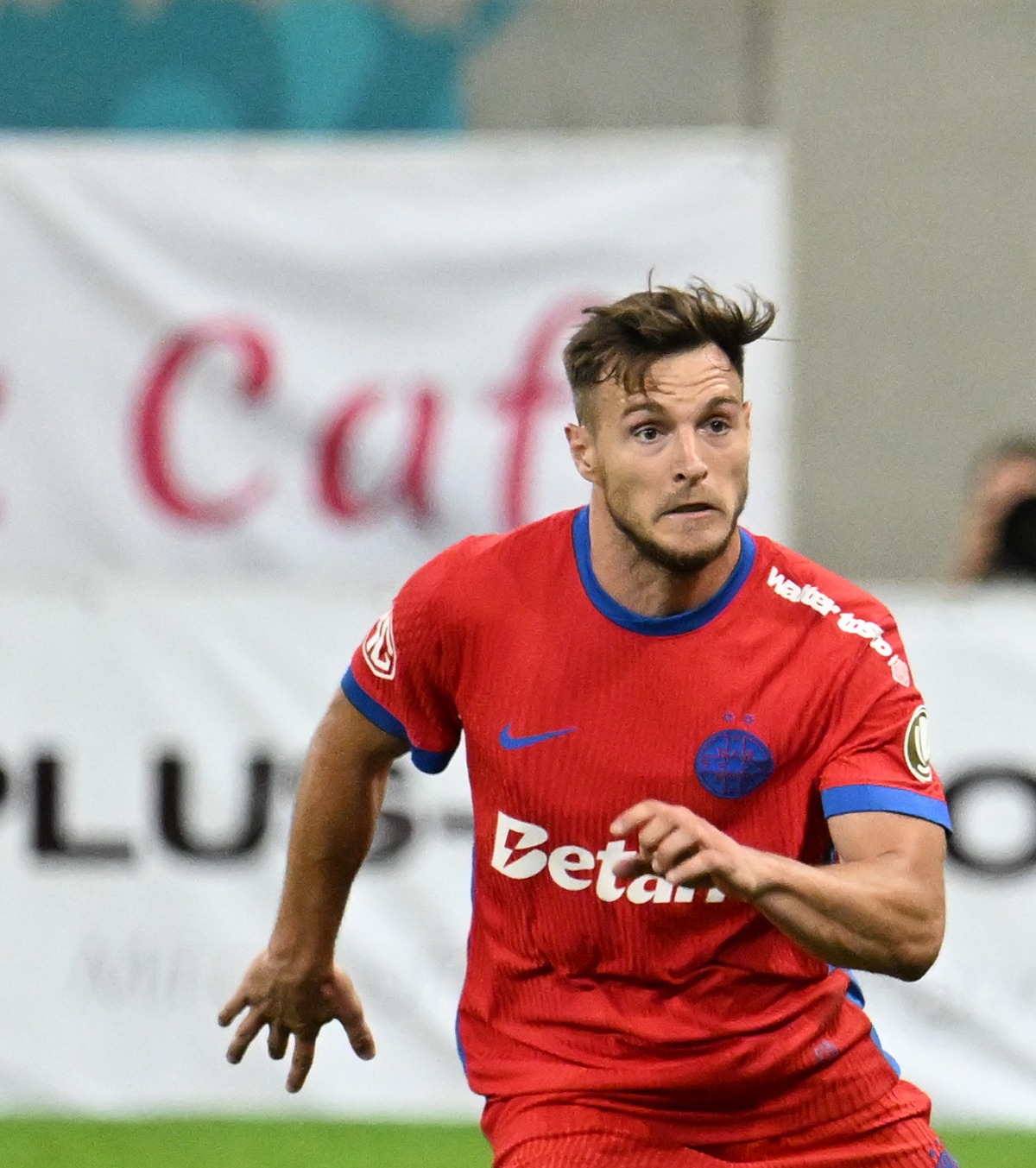 Politic, pe făraș la FCSB? Fotbalistul a intrat în dizgrația patronului: „Mai iei și țepe. Îl dau pe 300.000 de euro și asta e”