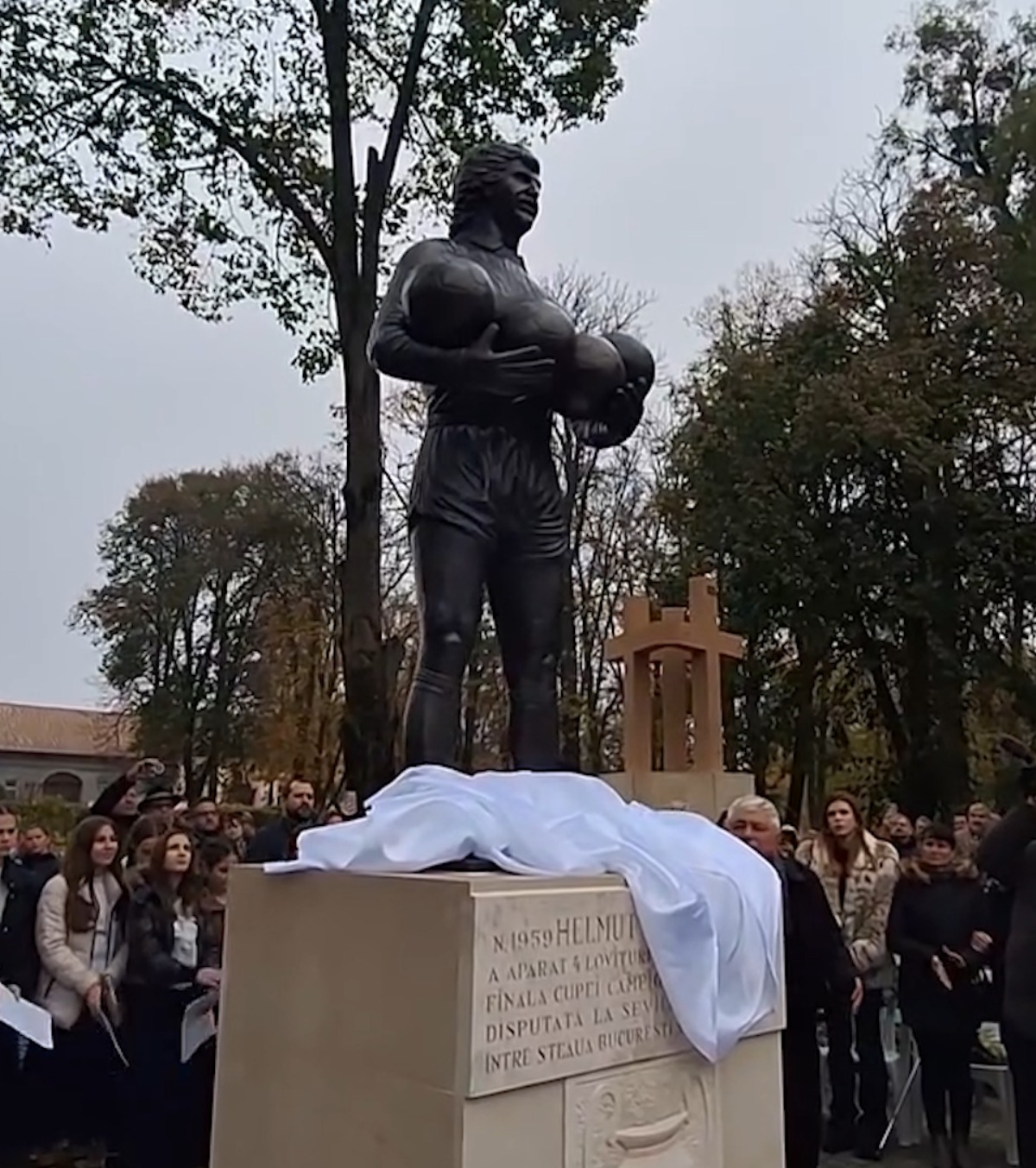 Duckadam are statuie FOTO. A fost ridicată chiar în comuna natală a  „Eroului de la Sevilla”: „Se repară o nedreptate”