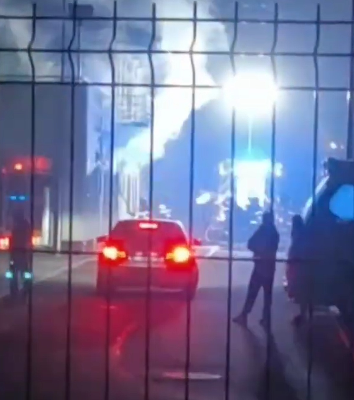 Incendiu la stadion   FOTO. Trei autospeciale au fost nevoite  să intervină la arena din România + reacție dură după incident: „Blestemele jucătorilor”