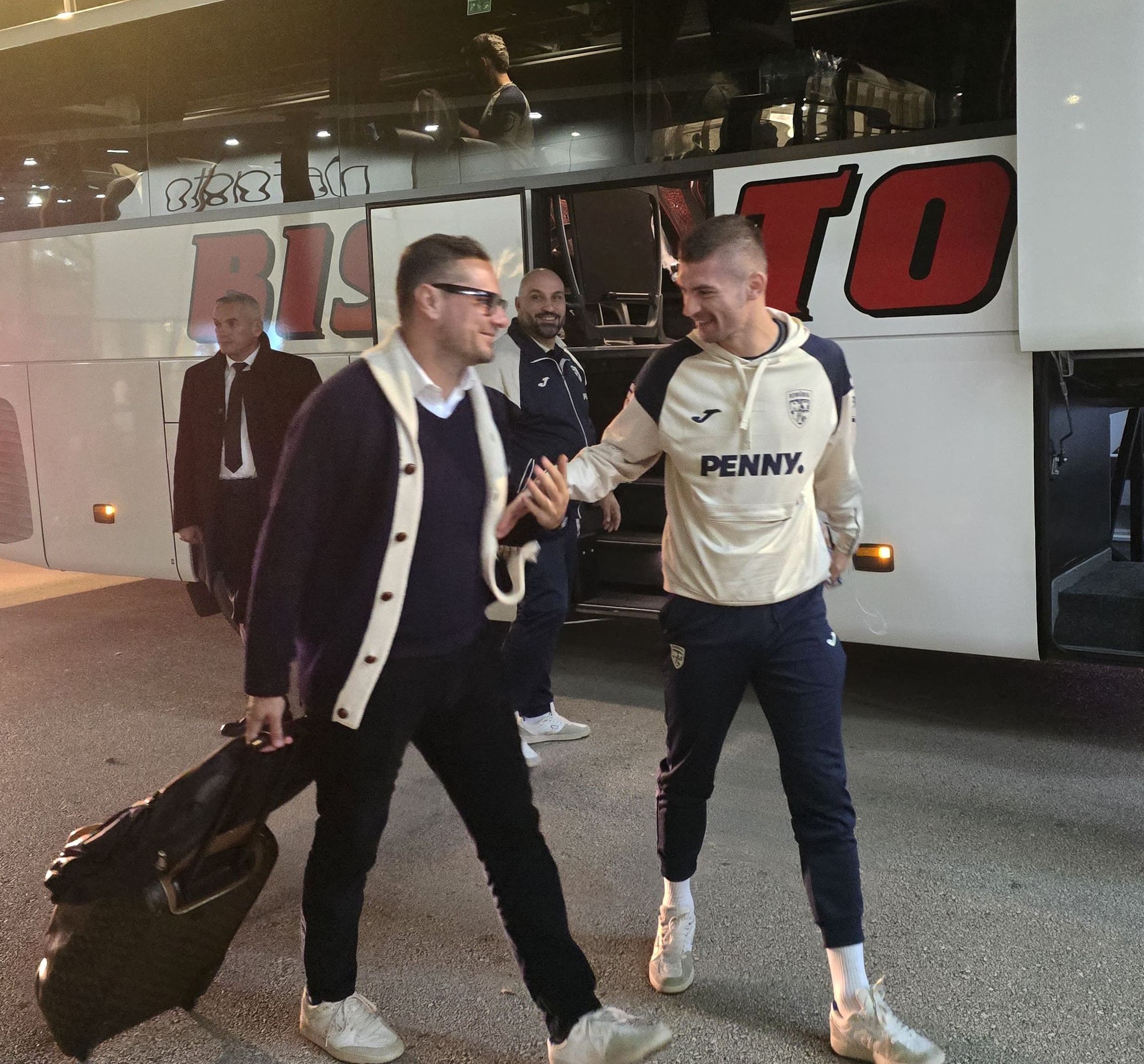 NU ATINGEȚI COVORUL ROȘU😄 Scene comice la sosirea naționalei la Zenica și invitatul-surpriză care nu lipsește din nicio deplasare