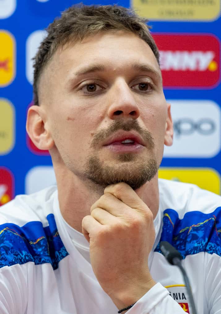 TRADUCERE CU BUCLUC  Momentul tensionat, dar amuzant dintre Ionuț Radu și un jurnalist bosniac din cauza unei traduceri: „E părerea ta”