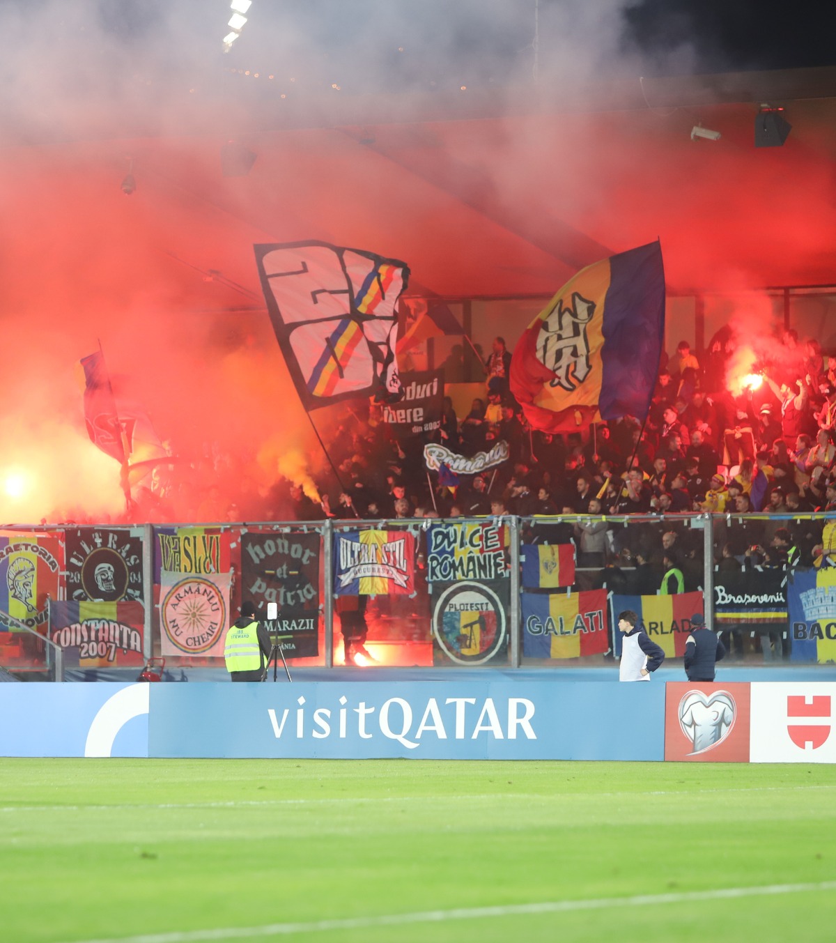 Bosniacii cer interzicerea fanilor români FOTO. Criminal de război, elogiat de ultrași înainte de meci! Ce banner au afișat