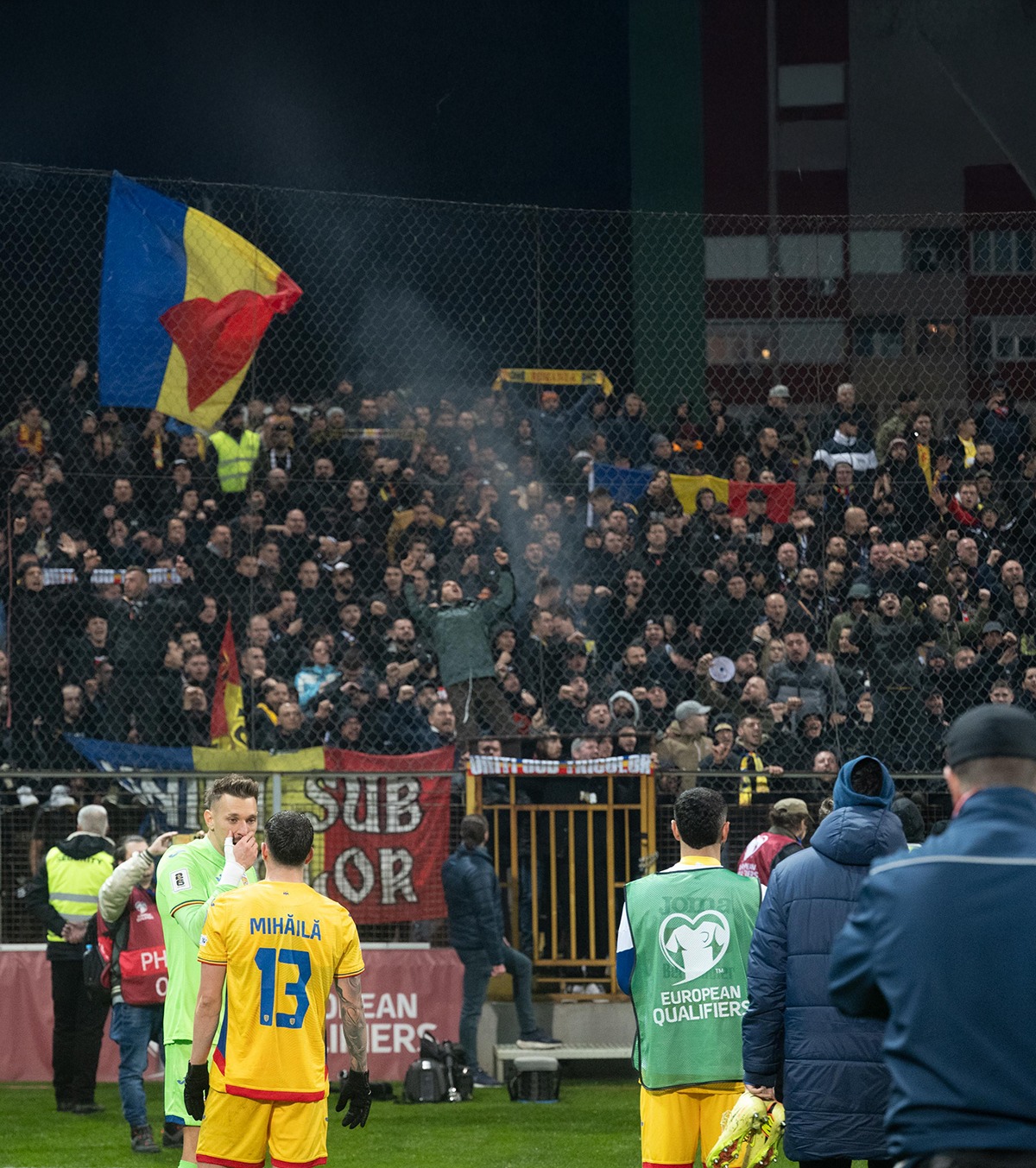 Provocatori Ce au făcut ultrașii români la sfârșitul jocului de la Zenica » Scutierii care-i păzeau au intrat tare în ei