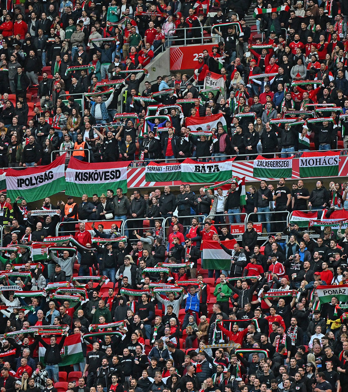 Maghiarii, răspuns pentru români VIDEO: Reacția suporterilor din Ungaria, după ce ultrașii tricolori au strigat „Serbia! Serbia!”