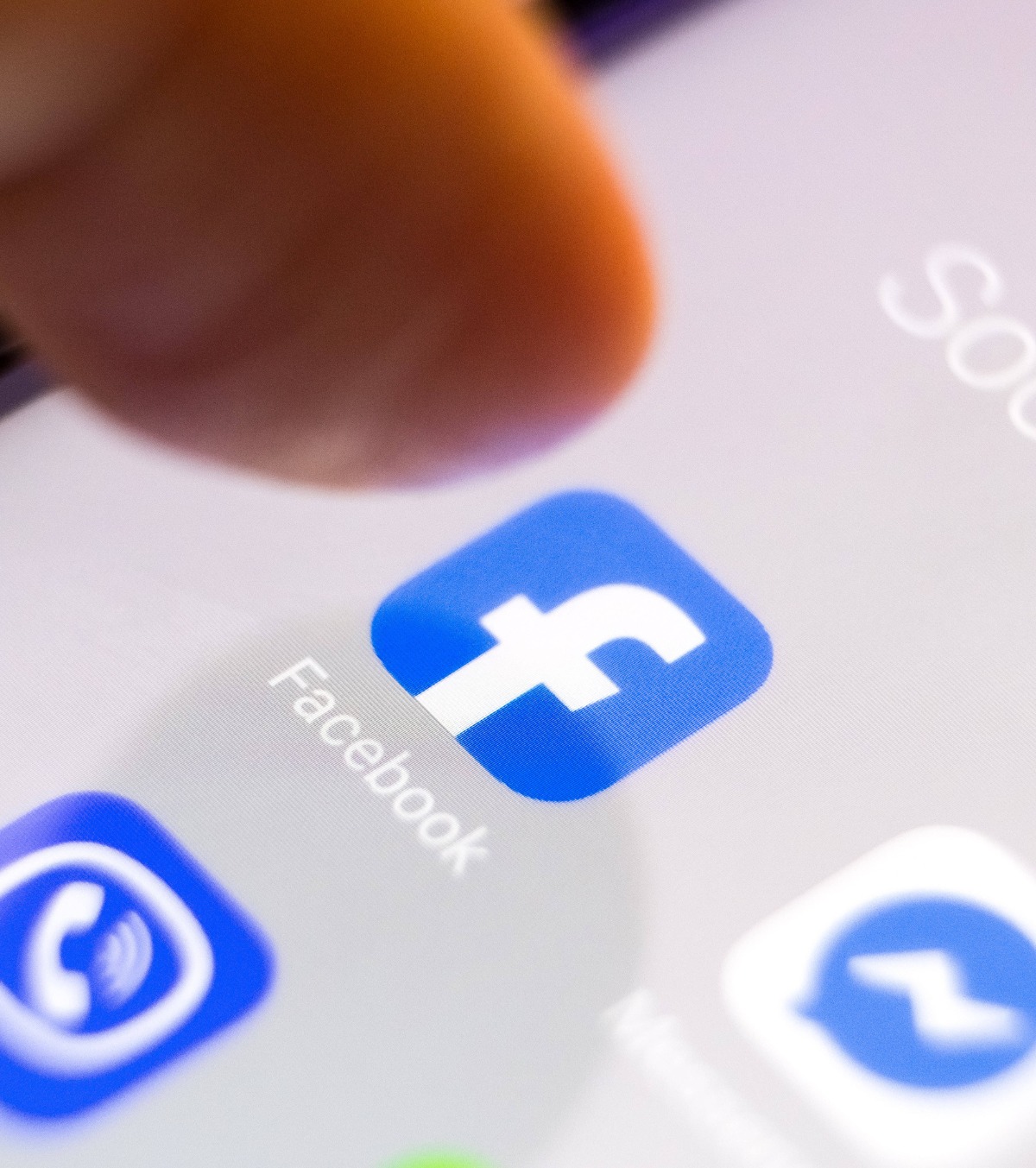 „Dacă iese primar, ar trebui să-mi mulțumească” Cum au devenit grupurile de fotbal și divertisment unelte de promovare pentru Anca Alexandrescu