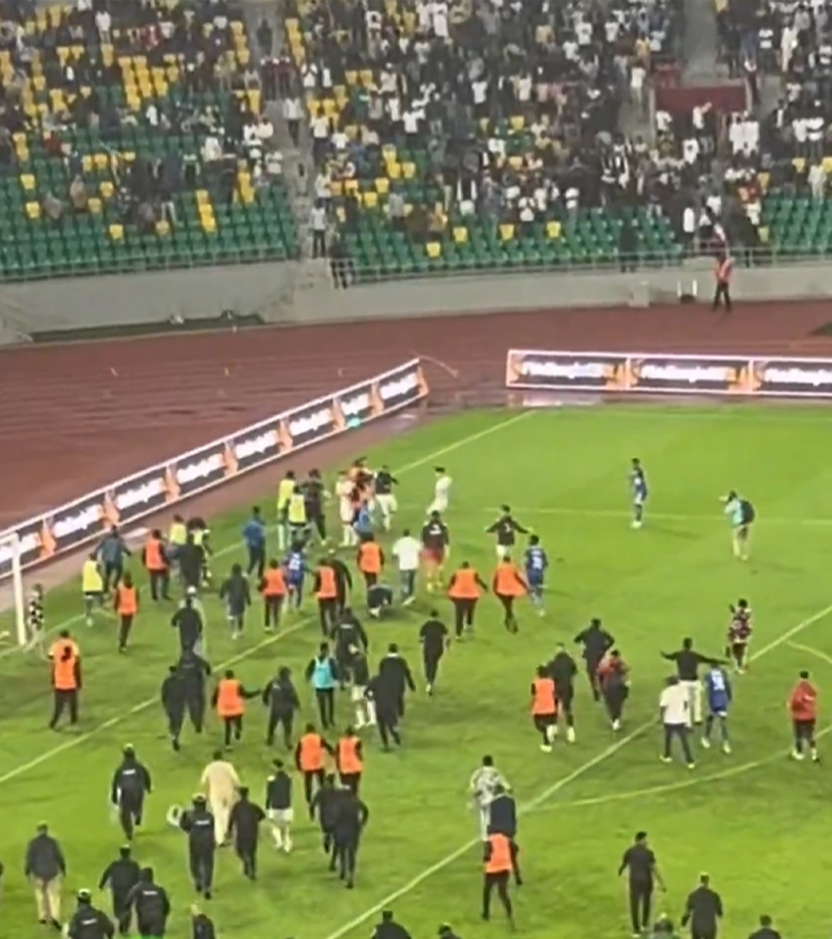 Scandal uriaș la meciul lui Reghecampf  FOTO+VIDEO. Victoria românului din Liga Campionilor Africii, umbrită de o bătaie generală