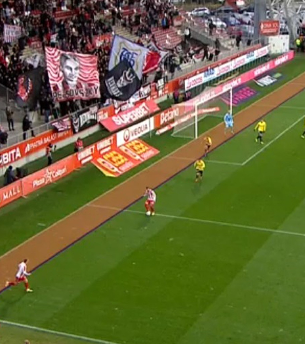 Situație incredibilă la UTA - U Cluj FOTO. Gol anulat pentru un ofsaid milimetric, după 5 minute de analiză în camera VAR. Suporterii au strigat „Hoții!”