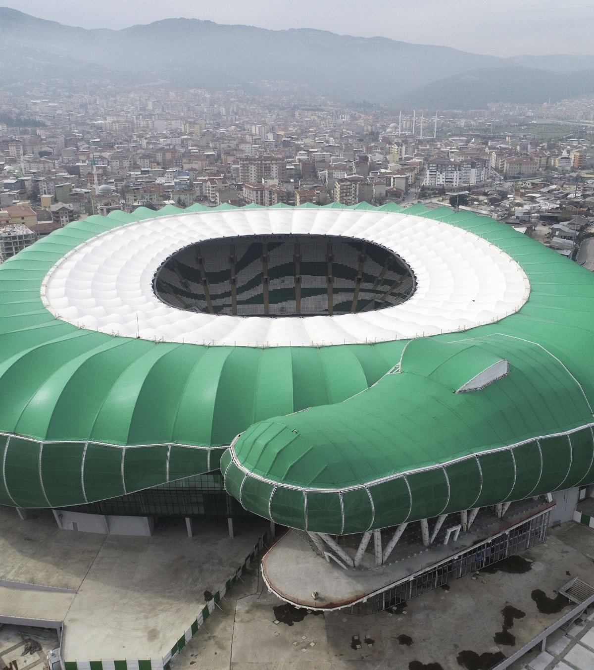 „Capcana” turcilor pentru români De ce Turcia nu vrea ca barajul cu „tricolorii” să se dispute la Istanbul » Am putea juca pe ciudatul „stadion-crocodil”