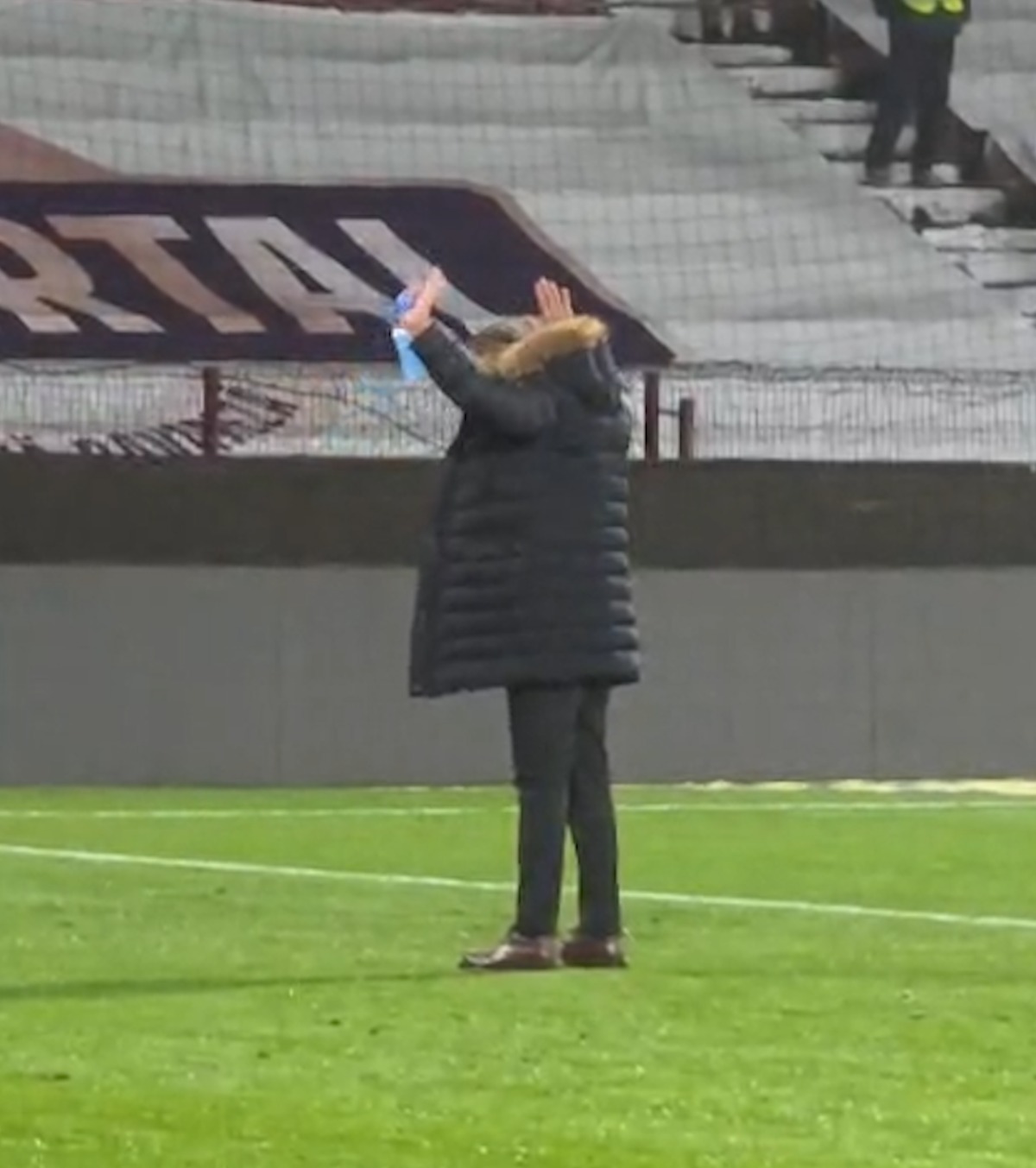 Gestul lui Daniel Pancu VIDEO. A deraiat Rapidul, iar apoi a mers direct la suporterii giuleșteni + Criză de nervi la marginea terenului