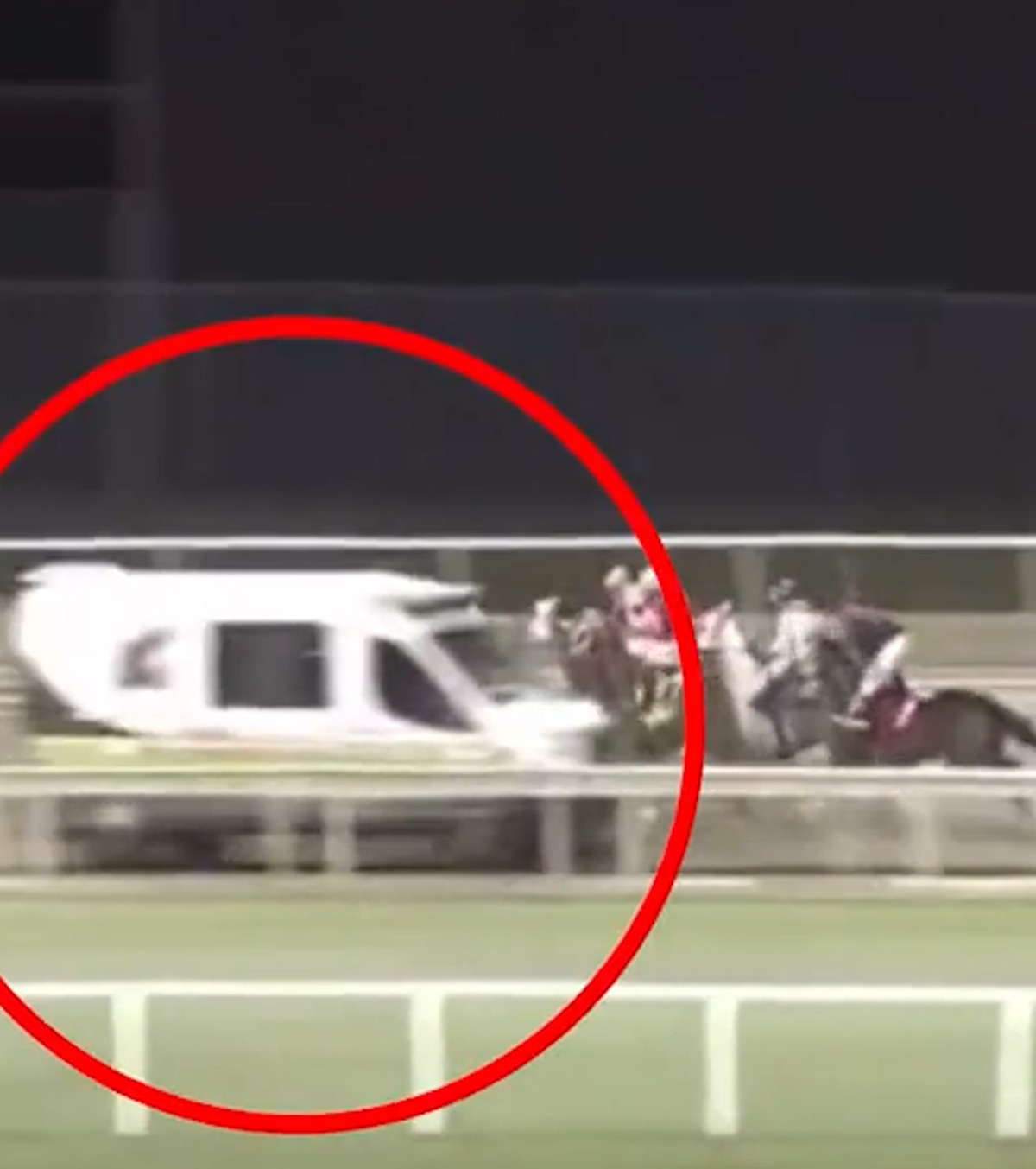 Putea fi un masacru VIDEO. Moment șocant la o cursă de cai: opt călăreți au evitat în ultima secundă o ambulanță care venea înspre ei pe circuit