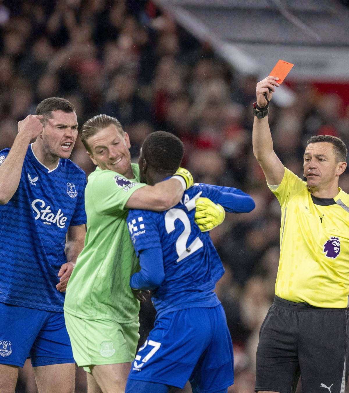 Moment șocant în Premier League FOTO: Eliminat după ce și-a lovit un coleg » Antrenorul surprinde: „Îmi place să-i văd bătându-se între ei”