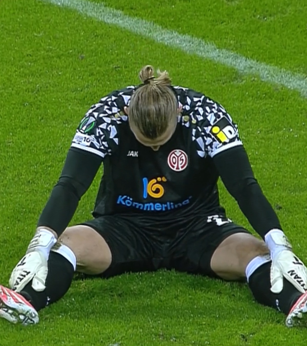 A rezistat doar 21 de minute! FOTO. Accidentare ciudată în meciul  Craiova - Mainz + Primul diagnostic