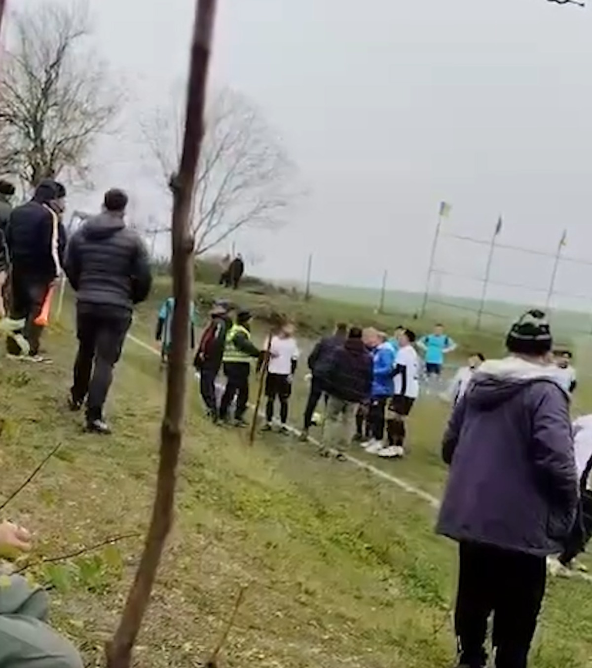 Viceprimarul i-a dat cu sticla în cap! VIDEO: Moment incredibil în fotbalul românesc: „Să ne aducem aminte de «cazul bricheta»”