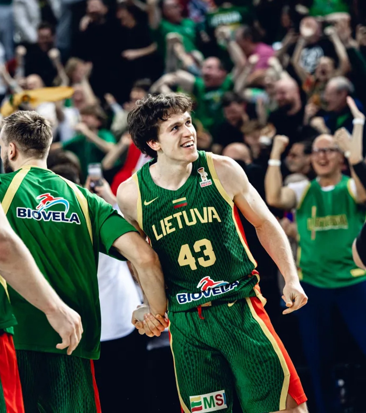 De povestit nepoților A marcat 9 puncte în 10 secunde! Performanță uluitoare reușită în preliminariile Cupei Mondiale