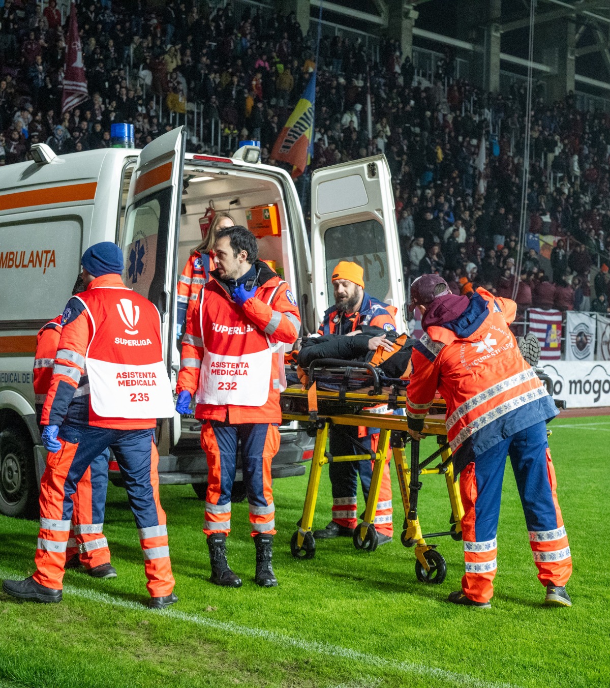 Ambulanța a intrat pe teren FOTO. Momente de panică la Rapid - Csikszereda! Ce s-a întâmplat la finalul primei reprize