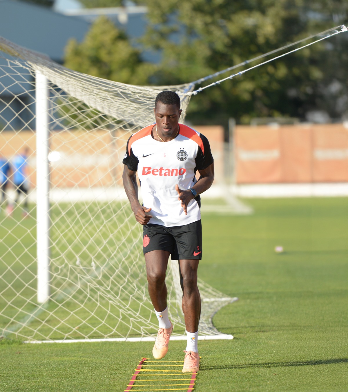 „Nu ne mai punem baza în el”  Patronul de la FCSB despre jucătorul cu 133 de meciuri în tricoul roș-albastru: „E cam gata”