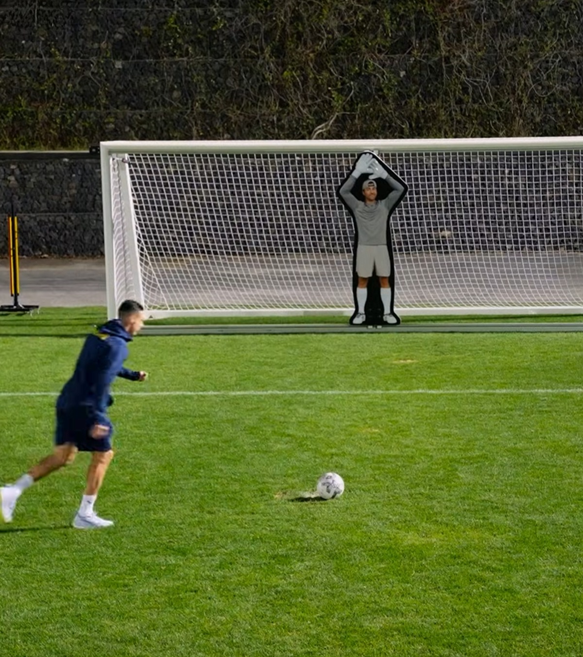 Robot „imbatabil” VIDEO. Provocarea unui inginer de la NASA pentru a-l opri pe Ronaldo a avut un final neașteptat: i-a găsit defectul!