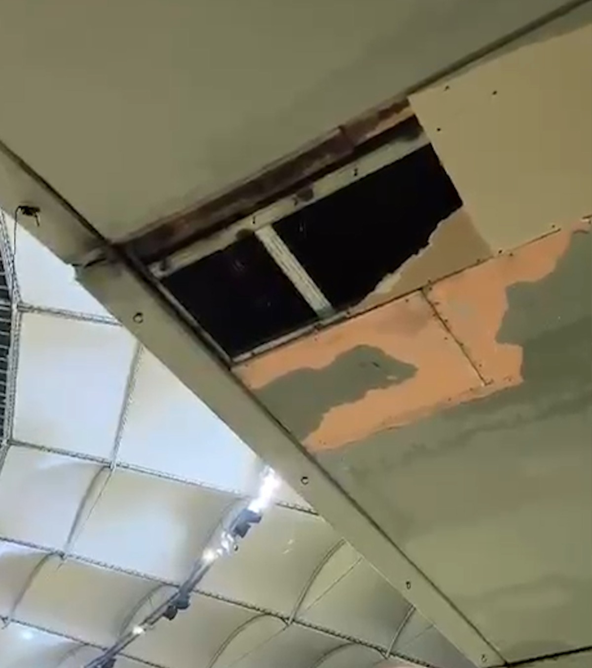 Arena Națională se dezintegrează! VIDEO. O bucată din tavan s-a desprins înainte de meciul Dinamo - Oțelul