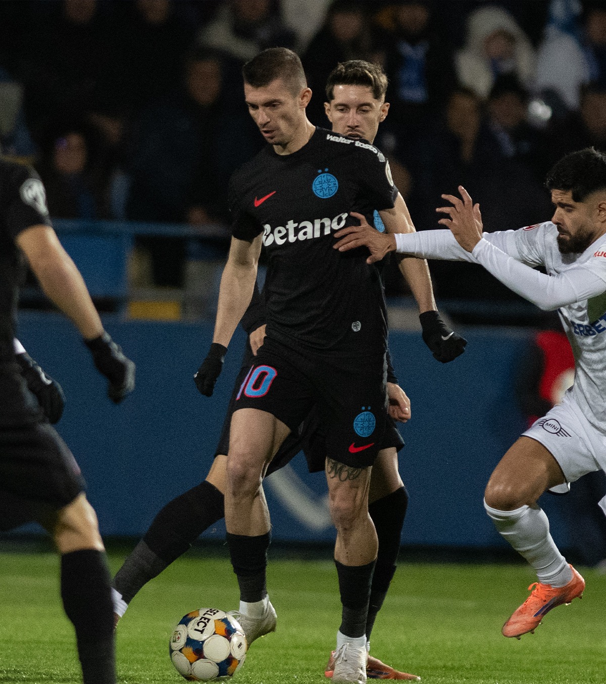 Florin Tănase, ținta jignirilor VIDEO. Jucătorul de la FCSB a intrat în gura fanilor Farului: „Sifonule! Suzeto!”