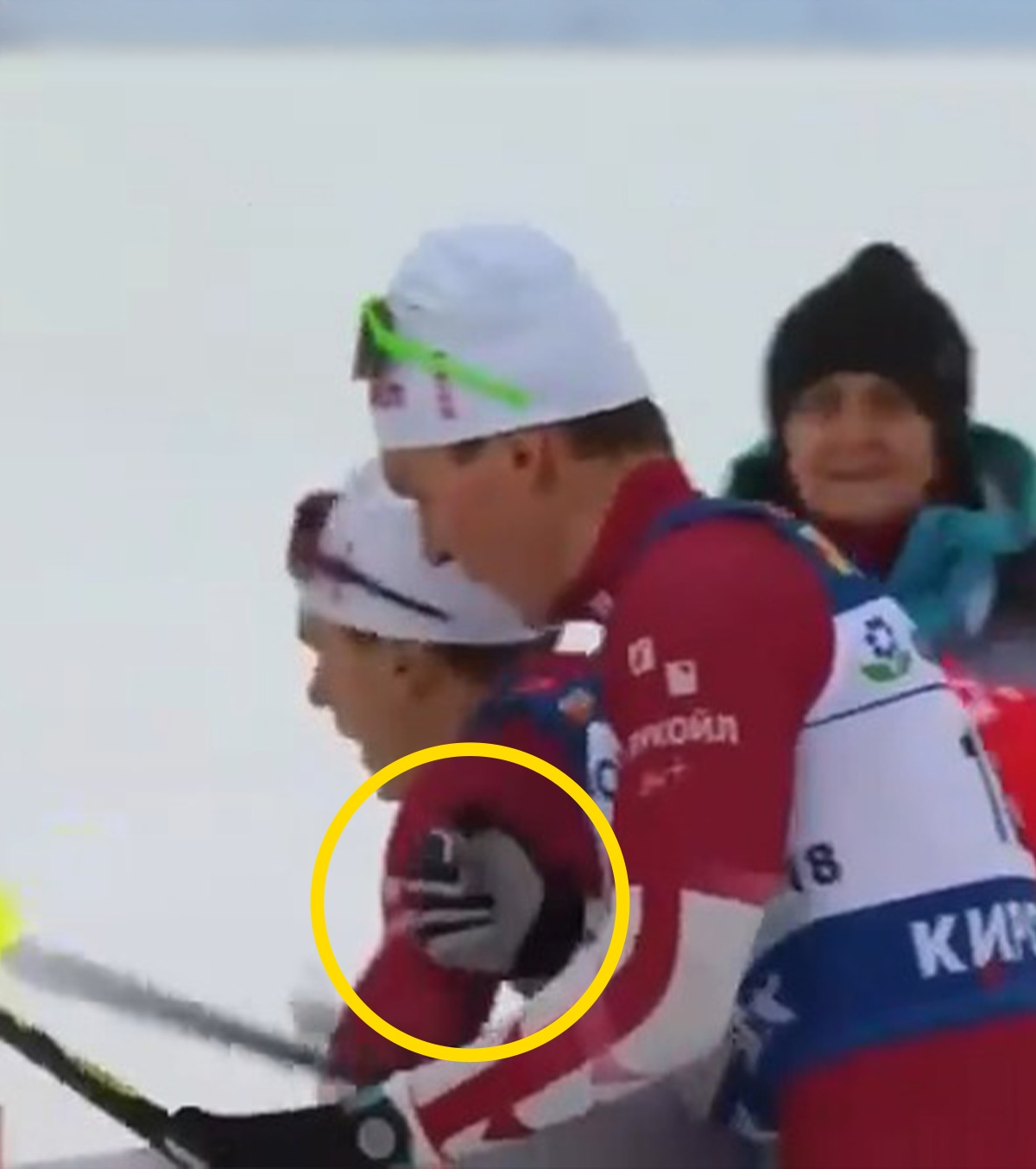 Incident șocant FOTO. Un triplu campion olimpic și-a împins rivalul prin bariera de protecție