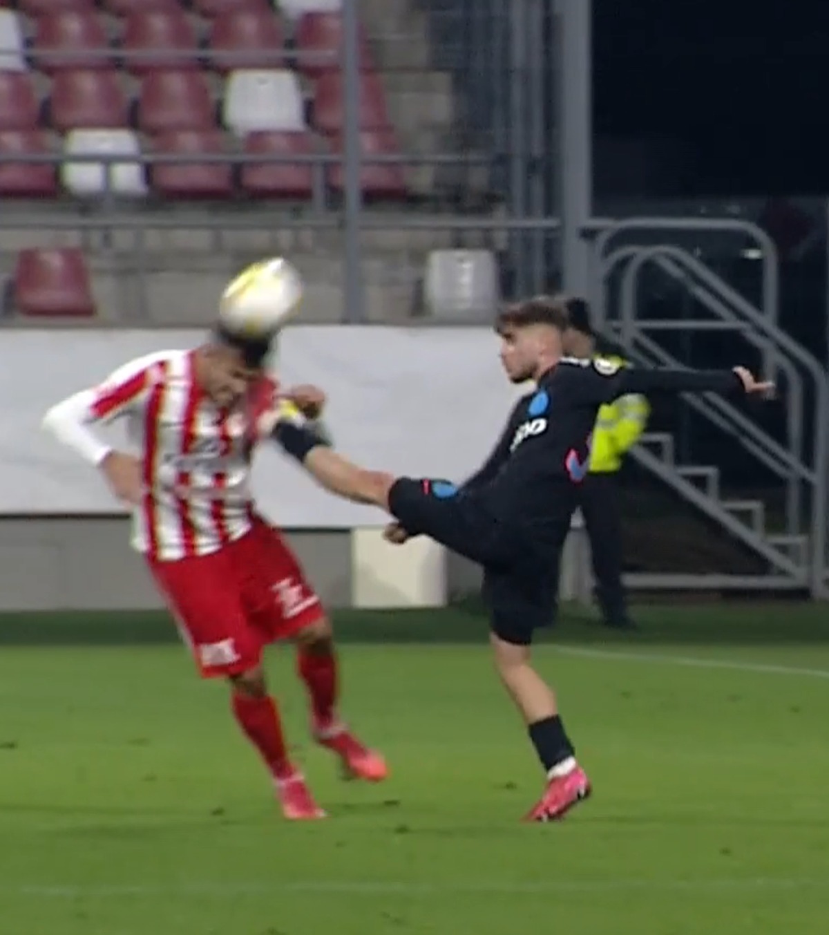 L-a lovit cu talpa în față FOTO. Robert Necșulescu de la FCSB a rezistat doar 34 de minute la debutul său la seniori » „Roșu” direct!