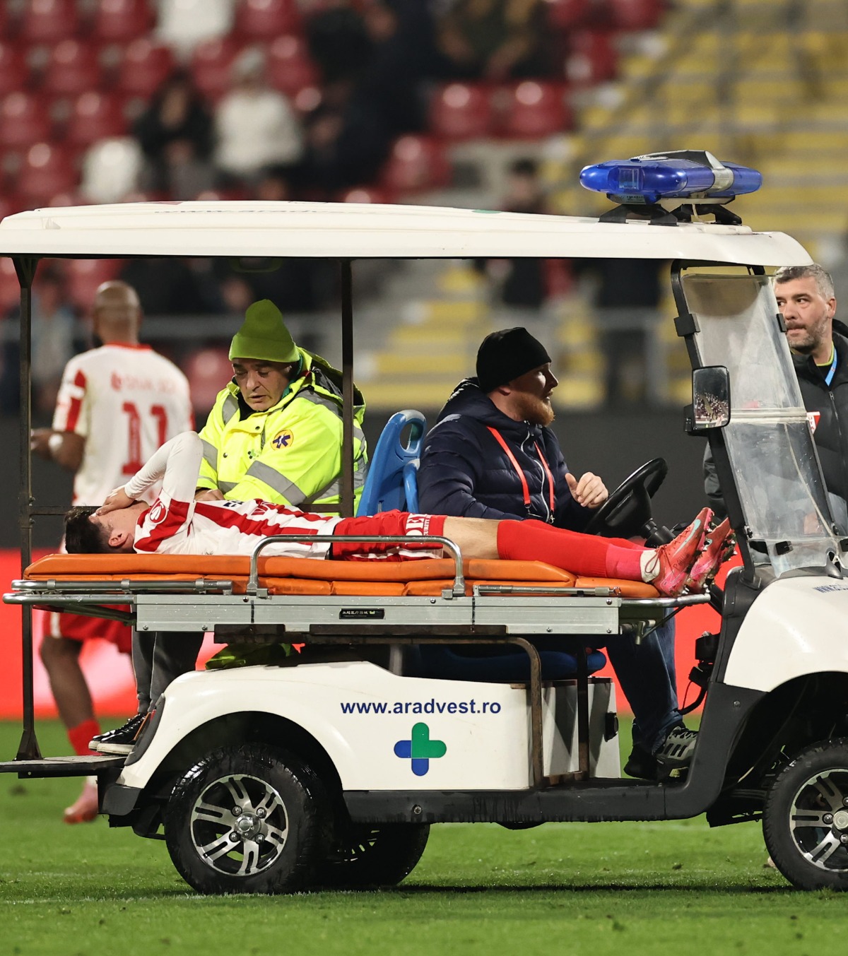 Entorsă și ruptură de ligamente încrucișate? Alexandru Matei, tânărul accidentat în UTA Arad - FCSB ar putea lipsi luni bune de pe gazon