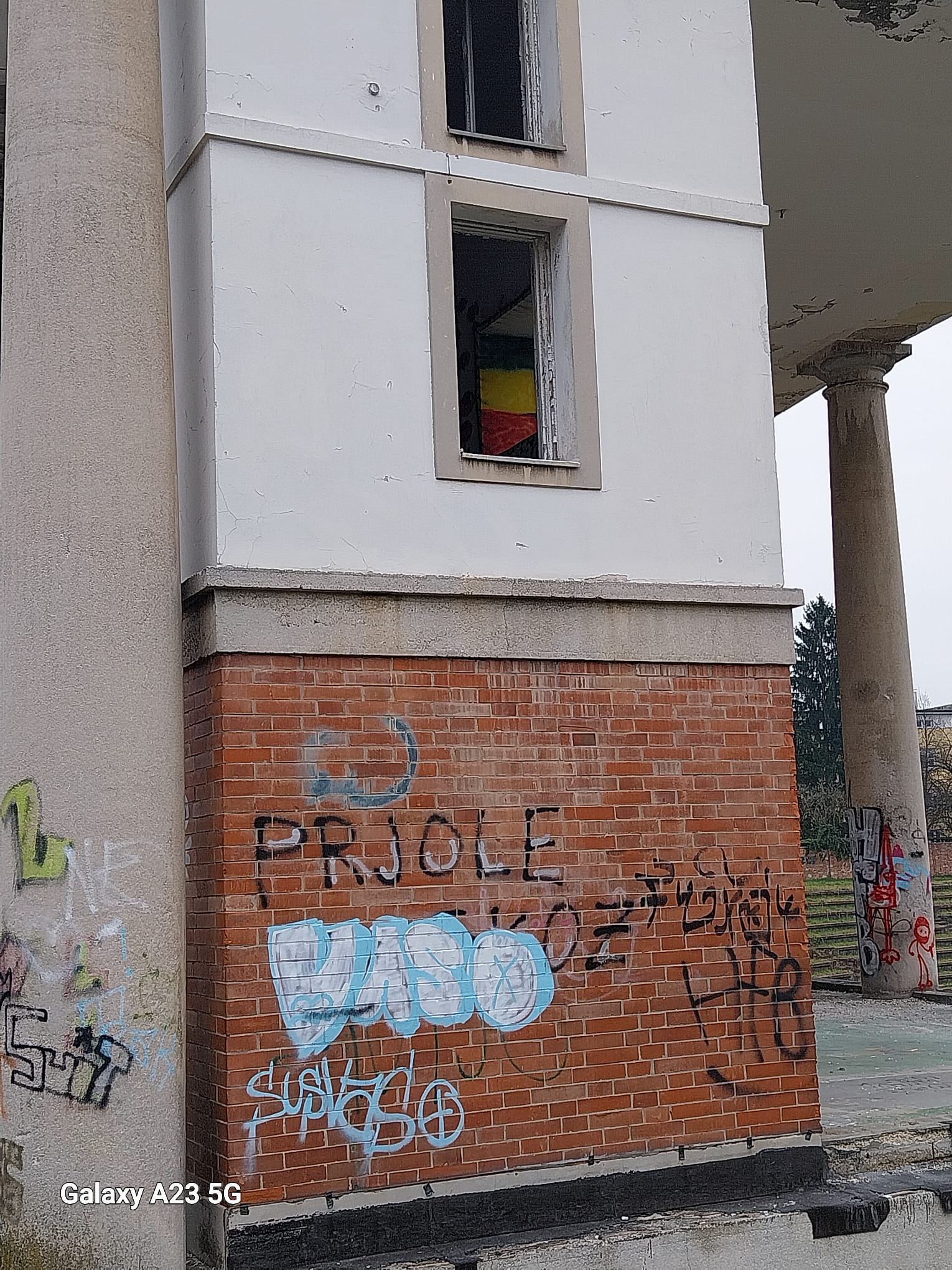 Tricolorul României se vede la fereastra unei camere din clădirea principală a stadionului Bezigrad (foto: Viorel Tudorache/Golazo.ro)