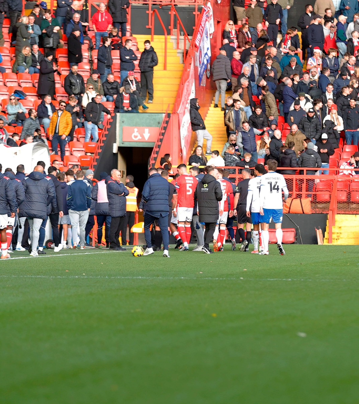 Tragedie în Anglia Meciul a fost abandonat în minutul 12, după ce un fan a murit