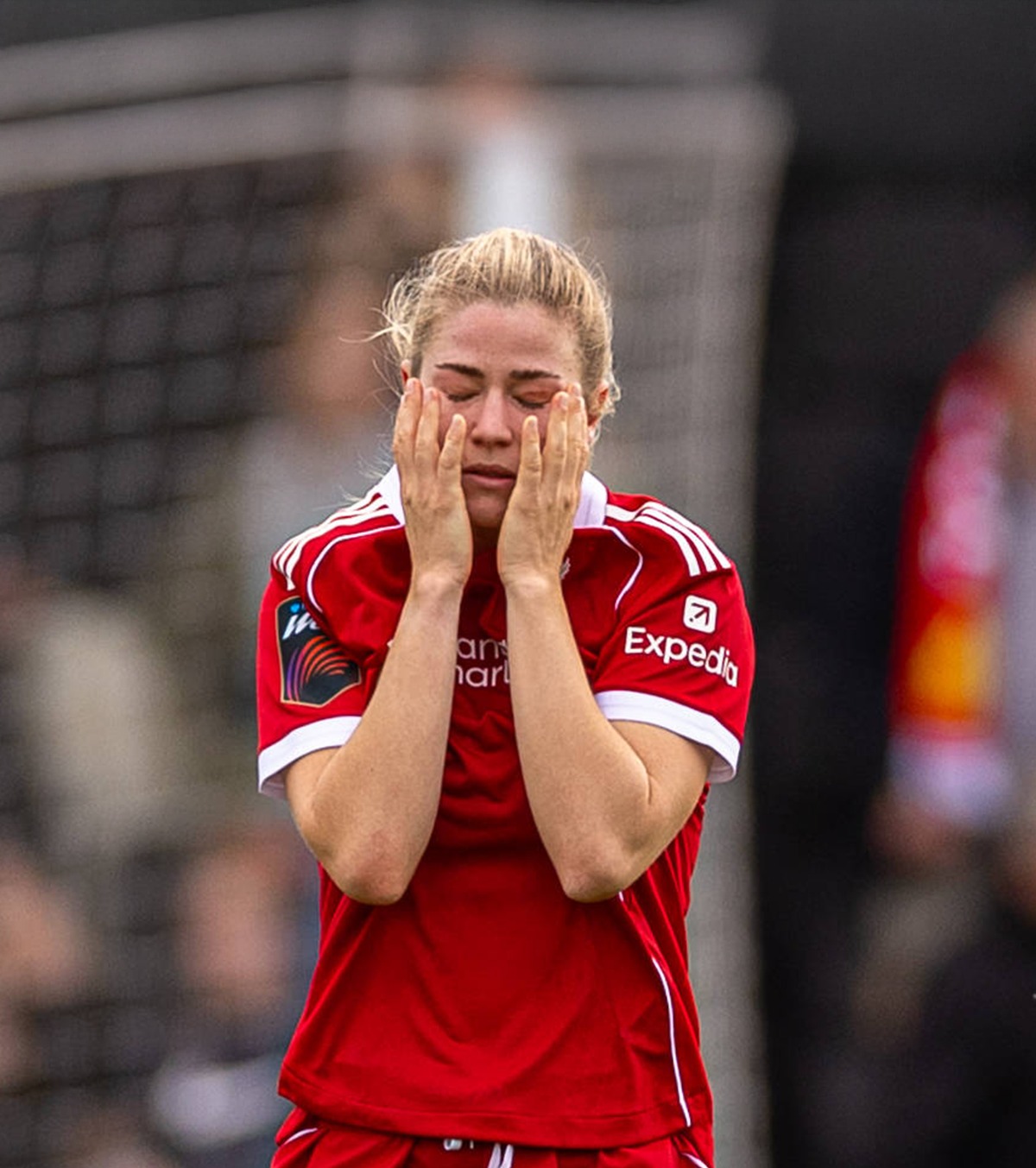 Vedetă de la Liverpool, hărțuită  Jucătoarea „cormoranilor” a fost nevoită să își angajeze un bodyguard după ce a fost urmărită de un milionar