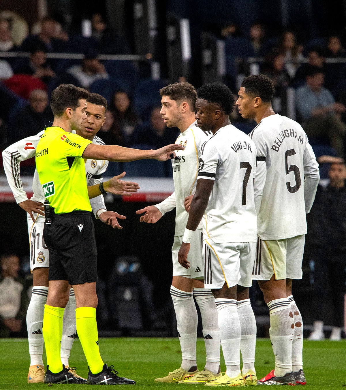 „Dă-ne afară pe toți” / „Idiot nenorocit” Jucătorii lui Real Madrid au sărit la arbitru: „Uită-te unde ești, trebuie să arăți respect!”