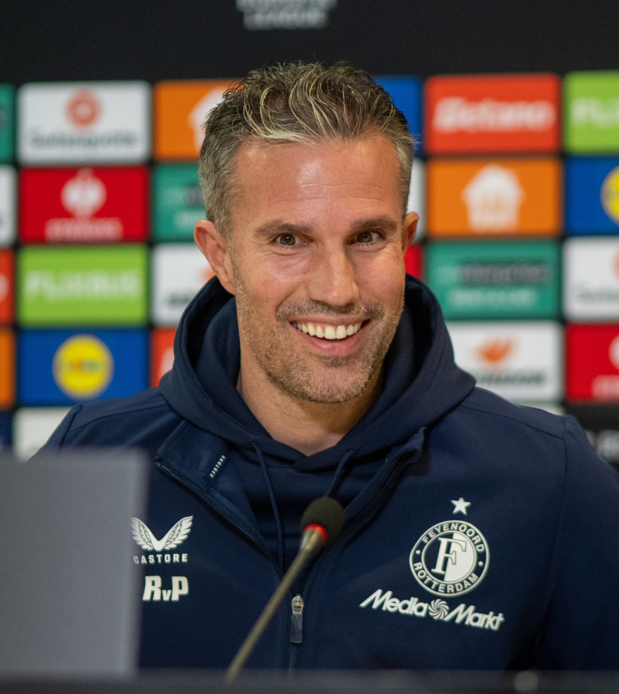 „Îmi spuneți echipa voastră? Perfect!” Robin van Persie, antrenorul lui Feyenoord, a glumit cu jurnaliștii români: „A anunțat patronul FCSB? Nu știam”