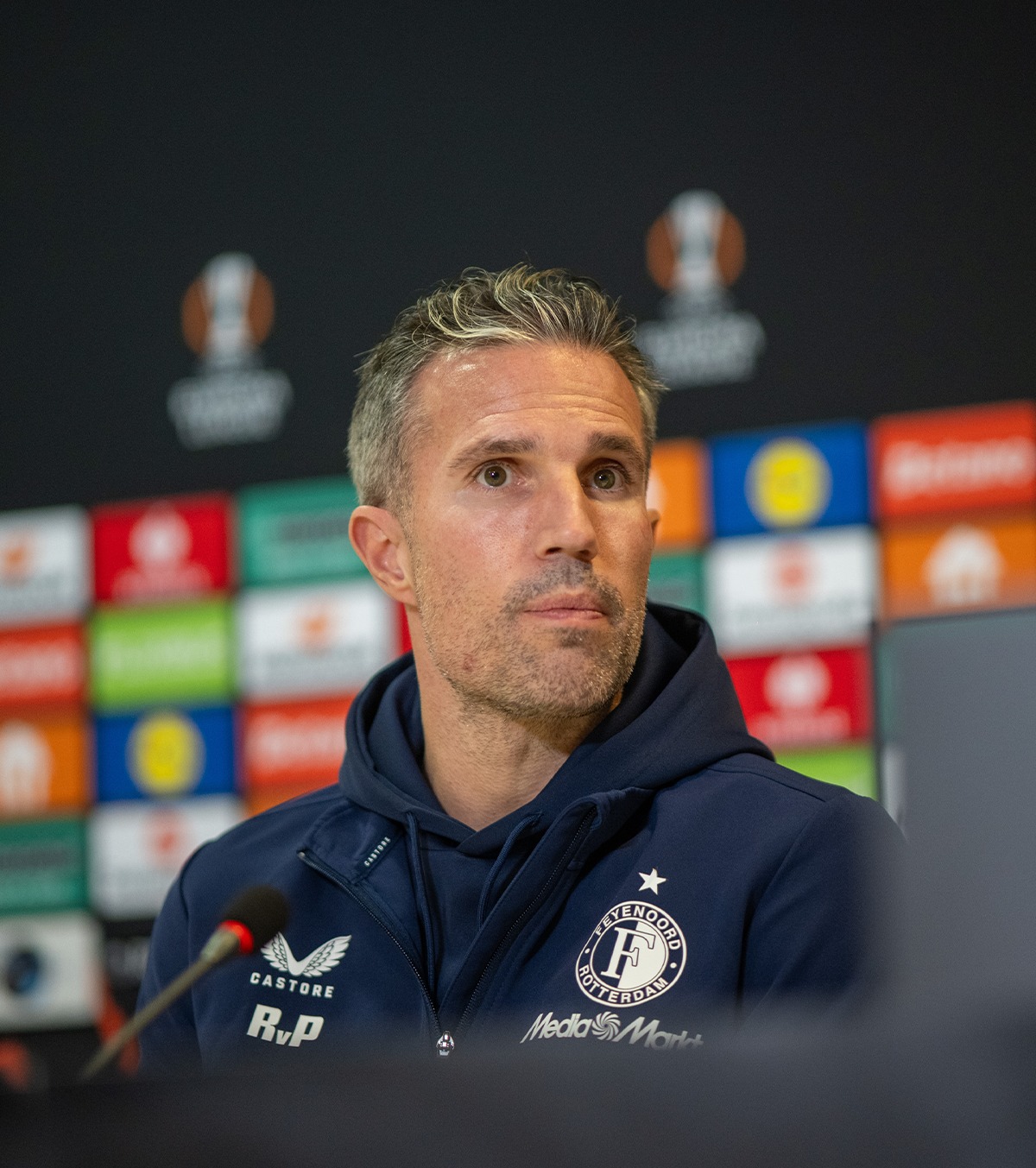 Ce îi place lui Van Persie la FCSB Antrenorul lui Feyenoord a descris jocul rivalilor. Și-a amintit de cariera de fotbalist: „Am debutat cu România”