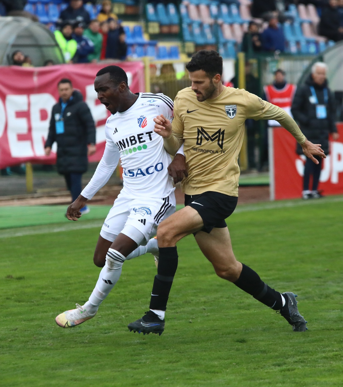 Arestat pe aeroport Fotbalistul făcut „nesimțit” de Valeriu Iftime a cerut peste 100.000 de euro la FIFA, după ce a fost interzis în România