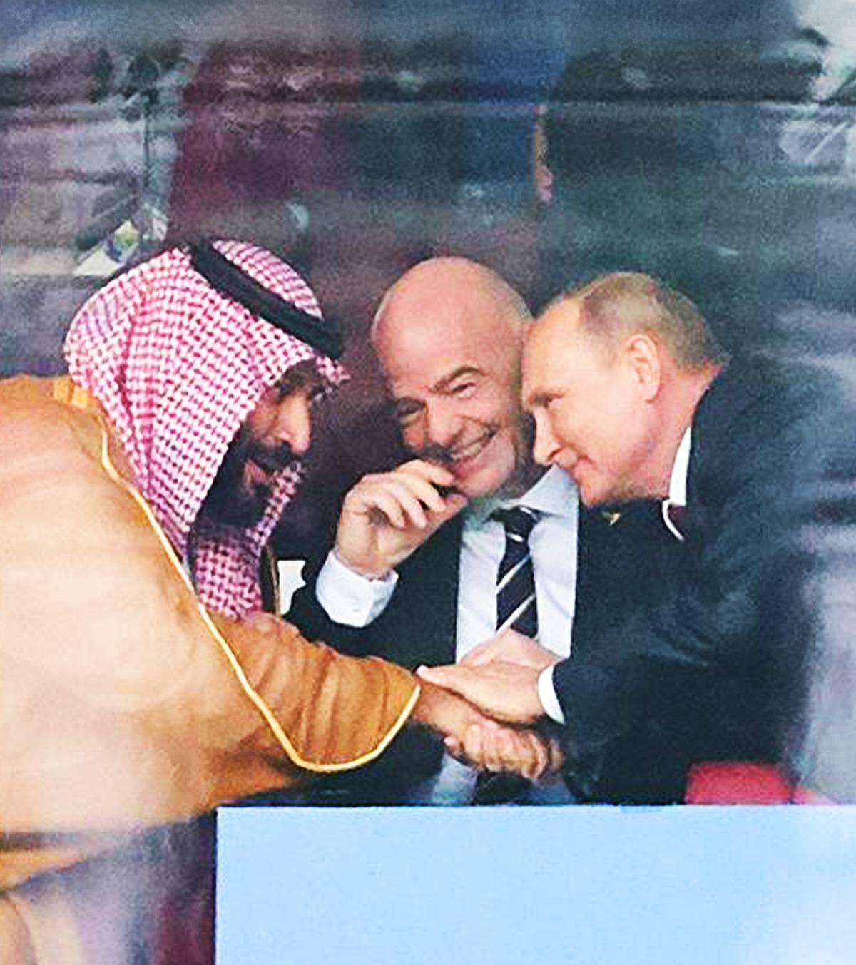 „L-a sunat Putin și i-a cântat” Cum poate președintele FIFA să se apropie de cei care influențează planeta