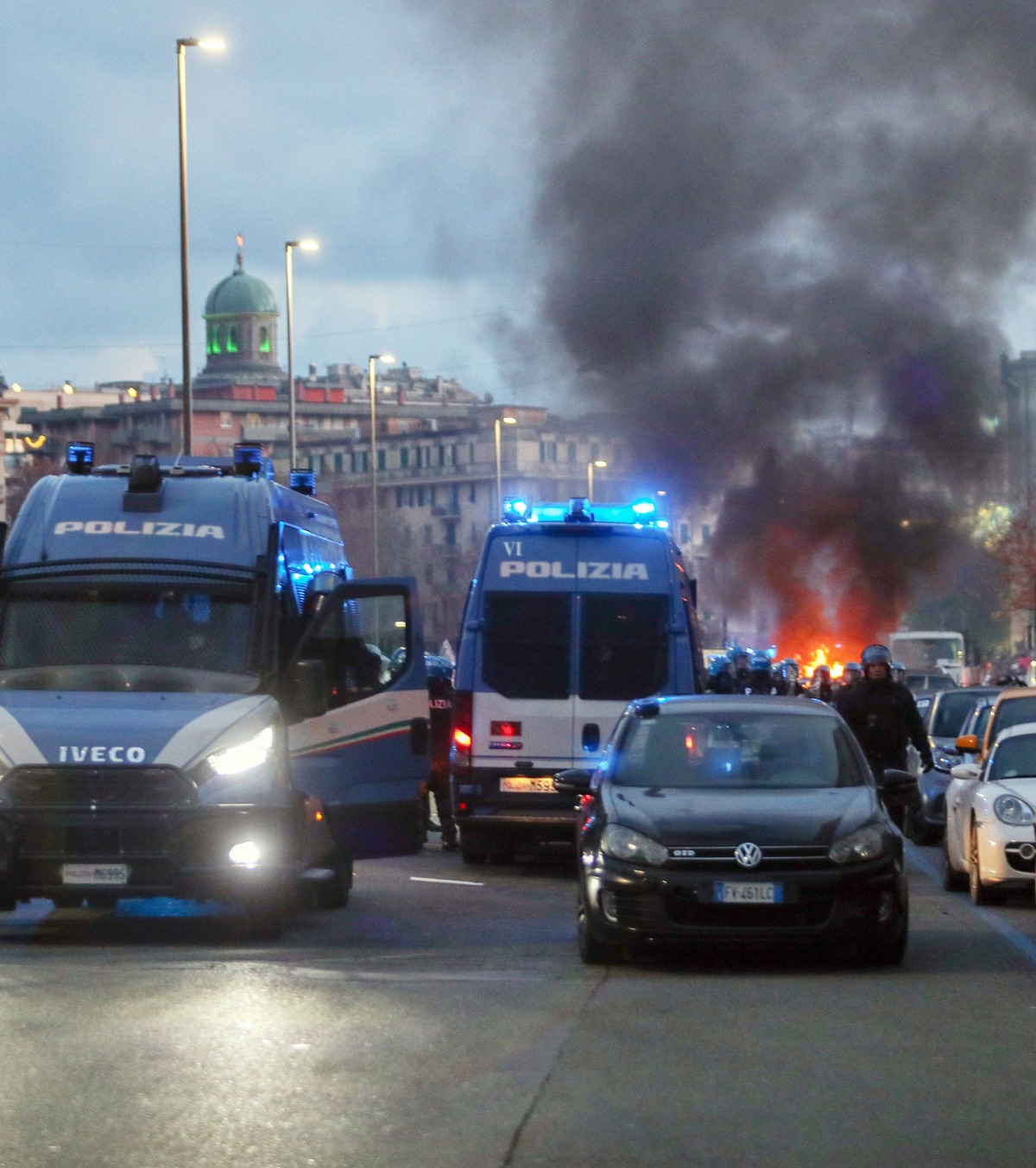 Scene de război înainte de Genoa - Inter FOTO+VIDEO. Ultrașii celor două echipe au făcut prăpăd înainte de meci: mașini incendiate, 15 polițiști răniți!