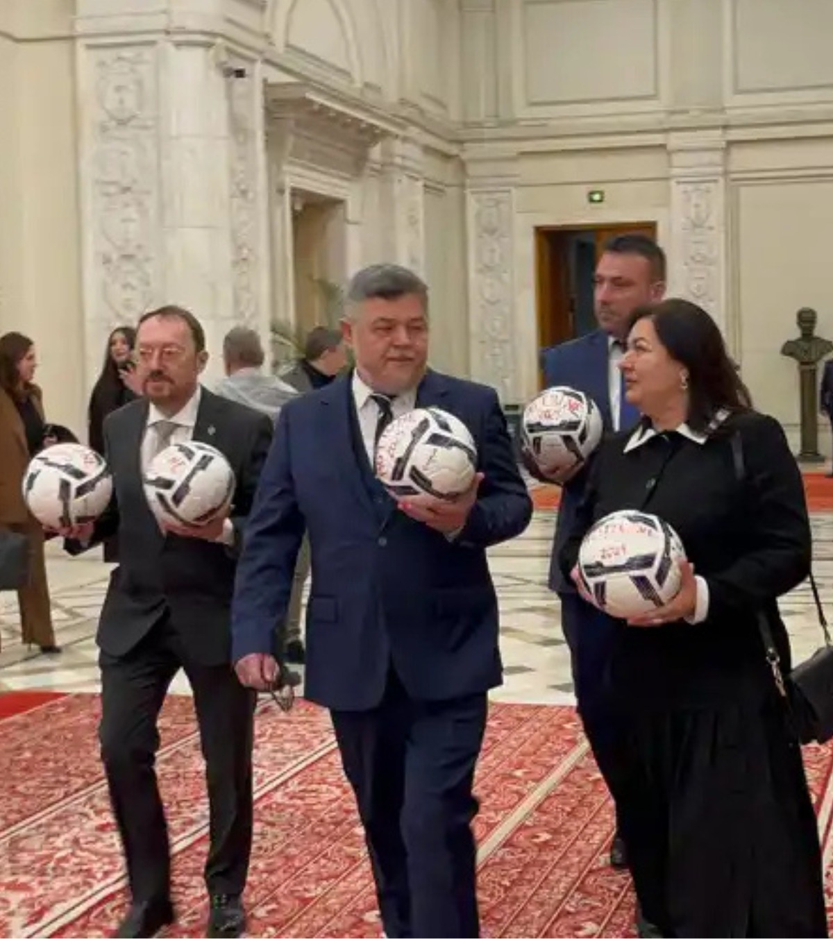 Circ în Parlament Aleșii din opoziție au adus mingi de fotbal la moțiunea de cenzură împotriva Guvernului » Semnificația din spatele gestului