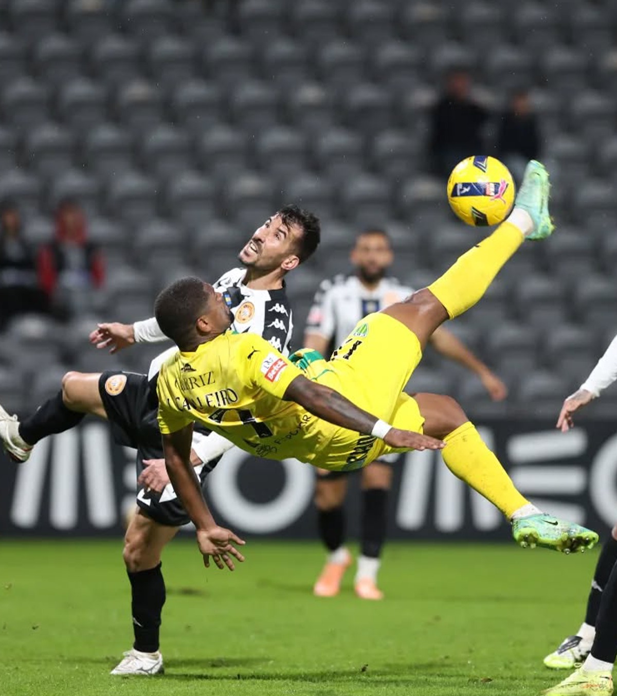 Meci inexplicabil în Portugalia FOTO. Au jucat 81 de minute în 10 oameni, dar au înscris două goluri în prelungiri! Adversarii au ratat două penalty-uri