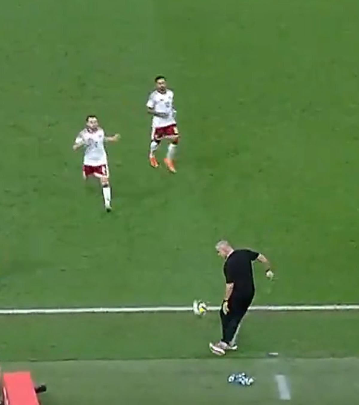 Olăroiu i-a cucerit pe arabi FOTO. Gestul neașteptat făcut de antrenorul român în meciul Maroc - EAU » Reacția comentatorilor