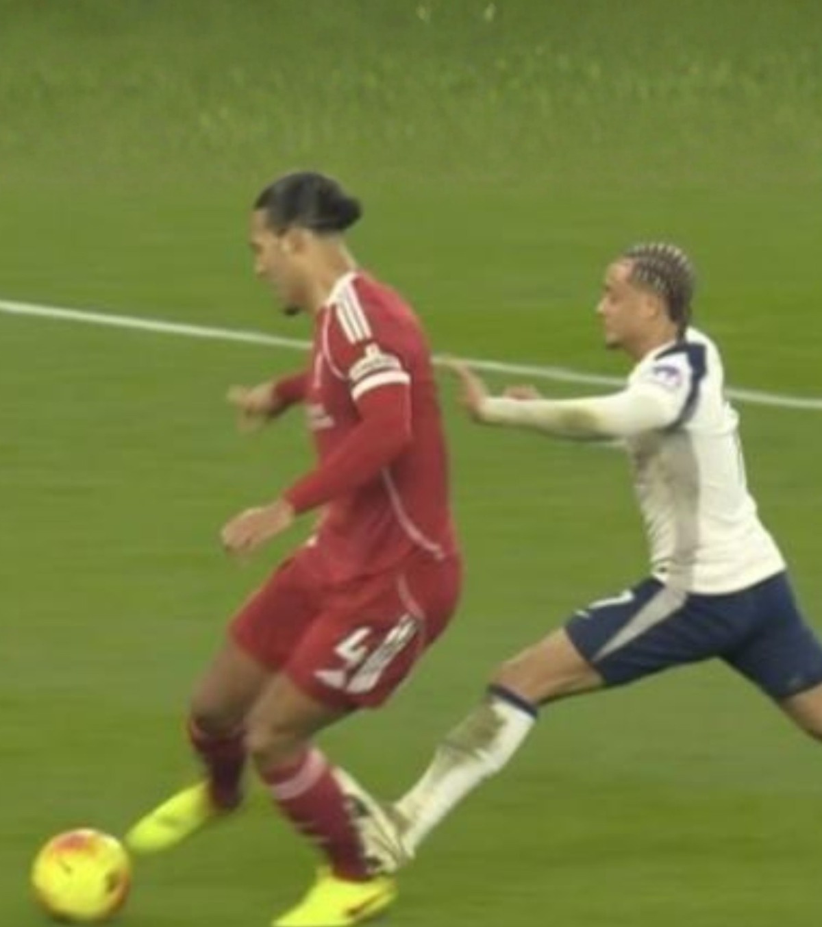 Xavi Simons, fault brutal! FOTO: Van Dijk, victima unei intrări cu talpa a olandezului + Drăgușin, în lot după 11 luni!