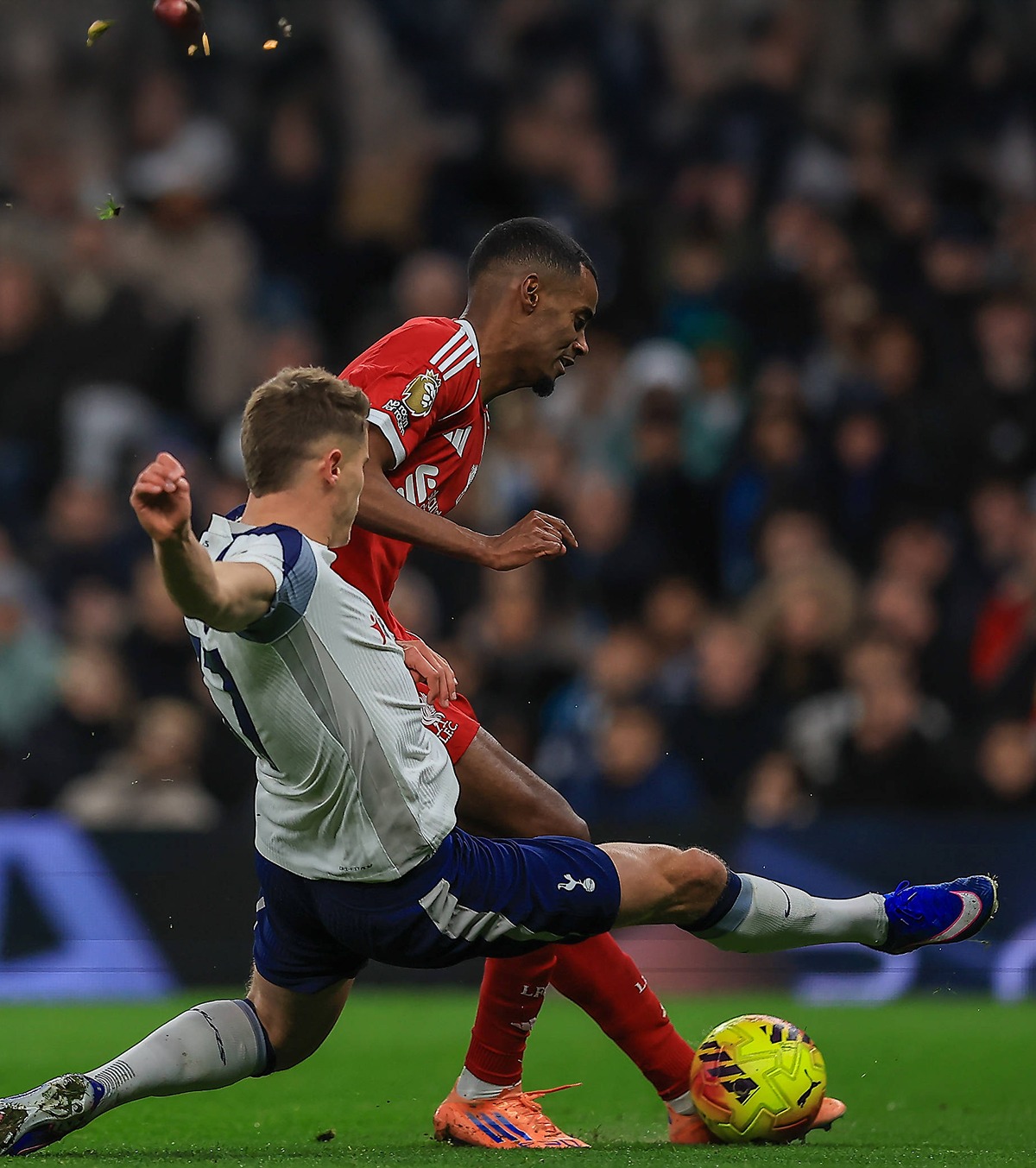 Accident grav. Acuzații! Ce leziune a suferit cel mai scump jucător din Premier după atacul brutal al colegului lui Drăgușin