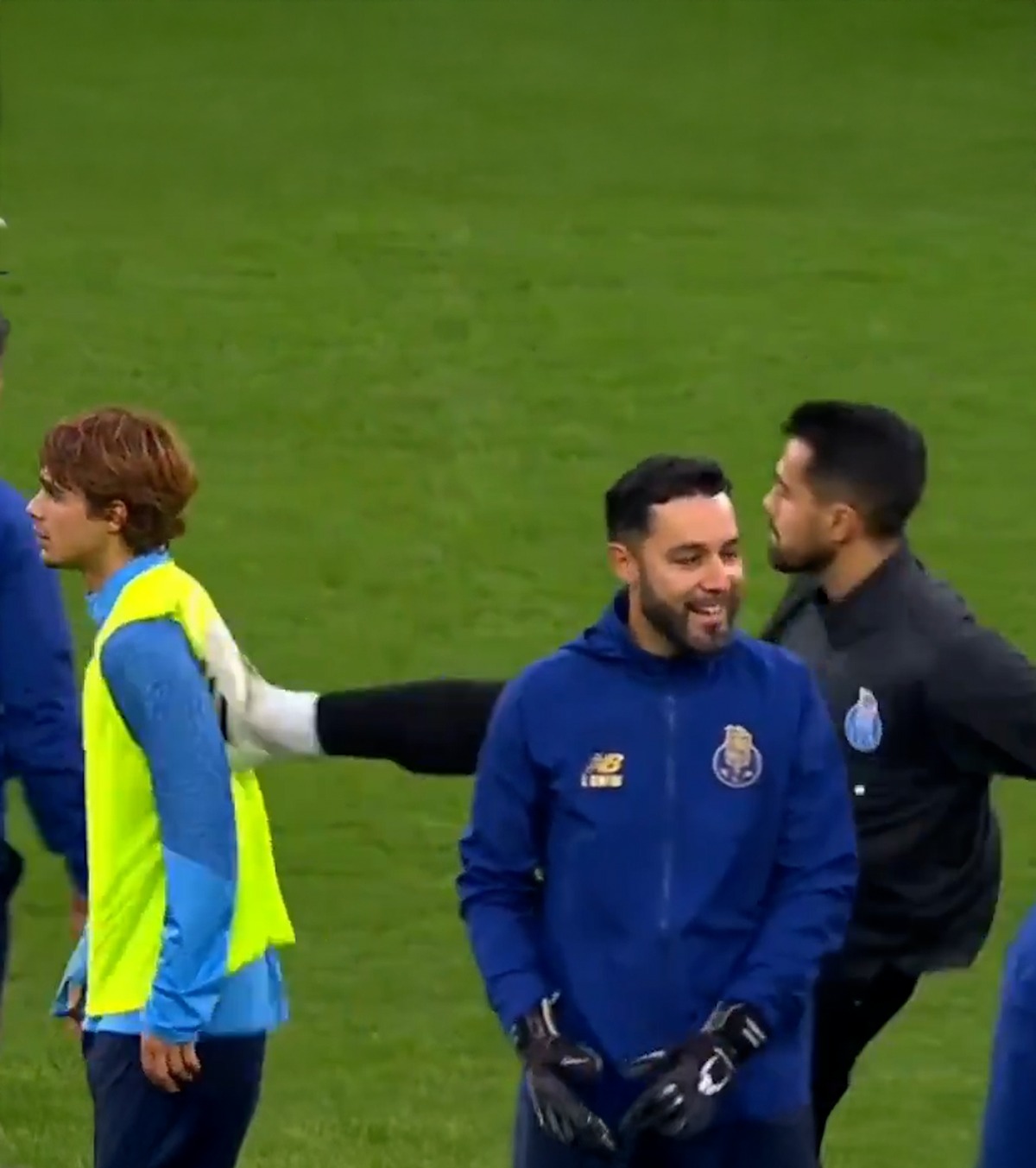 Și-a lovit colegul la antrenament VIDEO: Reacție neașteptată a portarului care a primit gol de la jumătatea terenului