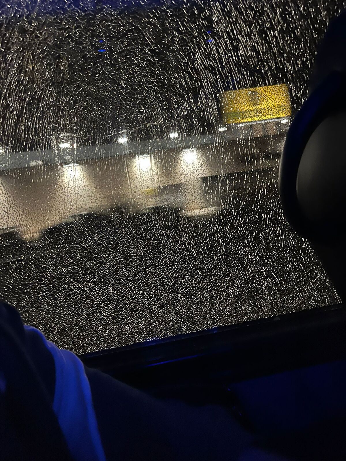 Probleme mari pentru Valencia Geamul autocarului a fost spart, după ce echipa a ajuns din nou într-o situație critică » Reacția clubului